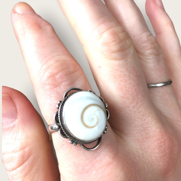 Sterling Silver and Seashell Ring sz. 10 - Picture 2 of 3